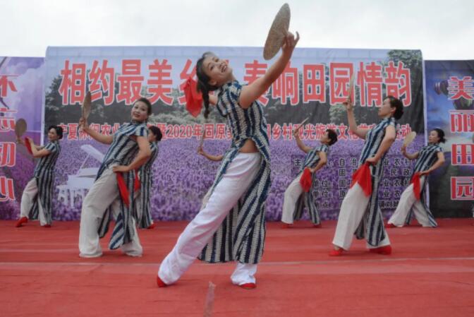 和记娱乐官网民间特色民俗表演“踩高跷”亮相乔里人农场(图1)